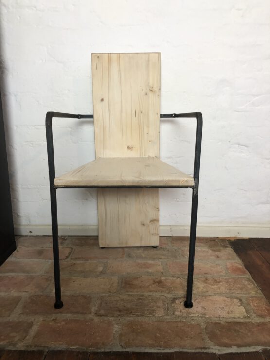 Stuhl aus Holz und Stahl